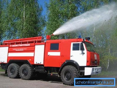Автомобиль, оснащённый оборудованием для тушения пожаров Автомобиль, оснащённый оборудованием для тушения пожаров
