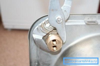 Фиксируем с изнанки зажимной гайкой Фиксируем с изнанки зажимной гайкой