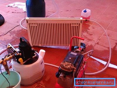 На фото – промывка радиатора под давлением