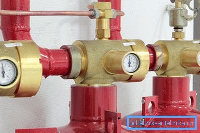 Отопление дома баллонным газом множеством носителей, каждый из которых имеет собственный редуктор Отопление дома баллонным газом множеством носителей, каждый из которых имеет собственный редуктор