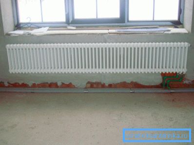 Под широким окном широкий радиатор будет вполне уместным Под широким окном широкий радиатор будет вполне уместным