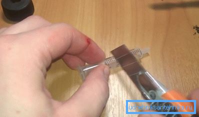 Разрежьте шприц на делении 1,5 мл Разрежьте шприц на делении 1,5 мл