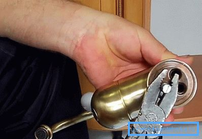 Затягиваем шпильку на смесителе