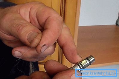 На иглу шланга можно намотать подмотку