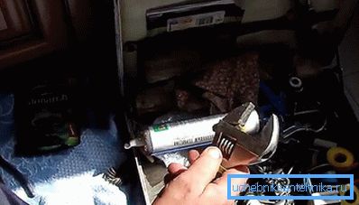 Теперь нужно подключить смеситель к трубам