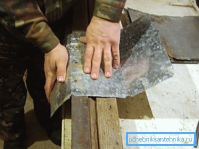 Аккуратно придайте металлическому листу нужную форму Аккуратно придайте металлическому листу нужную форму
