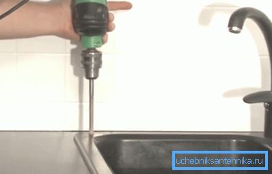 Аккуратно высверливаем посадочное отверстие Аккуратно высверливаем посадочное отверстие
