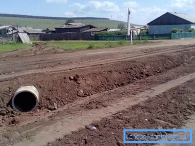 Бетонное сооружение в сельскохозяйственной местности Бетонное сооружение в сельскохозяйственной местности