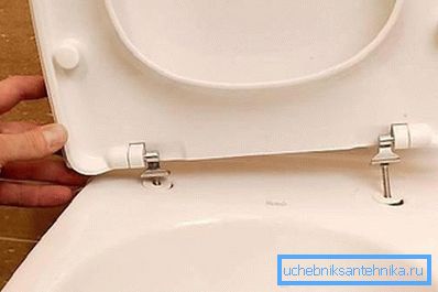 Без качественной фурнитуры закрепить крышку на унитазе невозможно