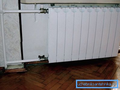 Биметаллическая батарея в интерьере типовой квартиры