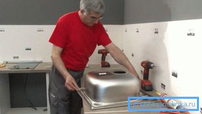 Более дешевые раковины из нержавейки монтируются сверху.
