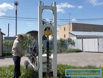 Чаще всего для работы на небольшую глубину используют шнек.