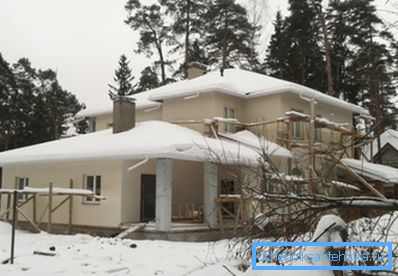 Частный дом рассеивает тепло через все ограждающие конструкции.