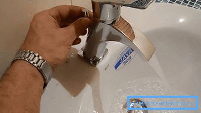 Чтобы проверить канализацию, достаточно набрать полную раковину воды и слить ее. Чтобы проверить канализацию, достаточно набрать полную раковину воды и слить ее.