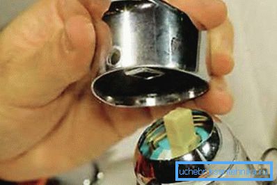 Демонстрируется процесс снятия рычага.