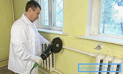 Демонтаж старого радиатора отопления с помощью «болгарки» Демонтаж старого радиатора отопления с помощью «болгарки»