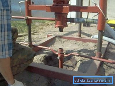 Для облегчения обсадки ствола к станине может крепиться специальный фиксатор.