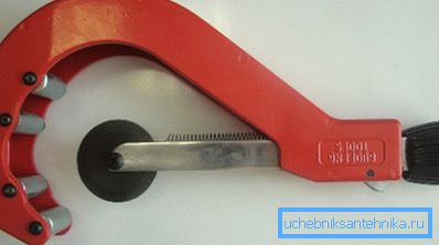 Для порезки труб лучше использовать специальный инструмент Для порезки труб лучше использовать специальный инструмент