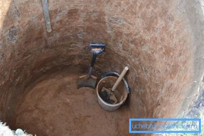 Для работы достаточно лопаты и ведра с веревкой. Для работы достаточно лопаты и ведра с веревкой.