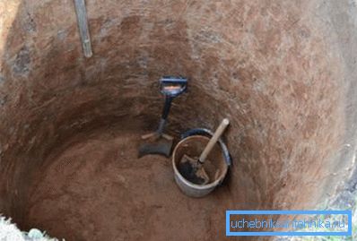 Дно забоя засыпаем слоем водоупорной глины.