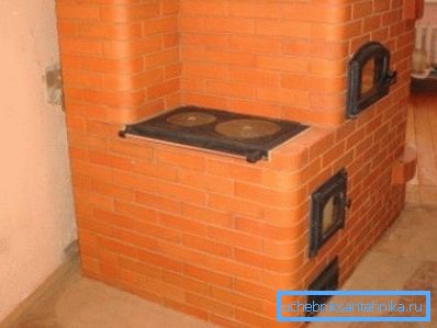 Дровяная кирпичная печь с варочной плитой