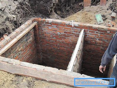 Двухсекционная выгребная яма из кирпича