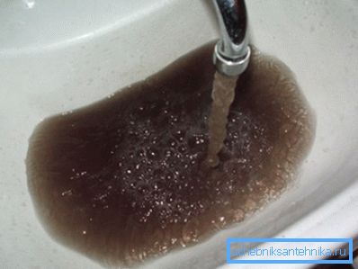 Если из крана идет такая вода, значит, в ней размножаются микроводоросли.
