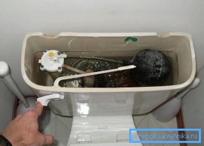 Если капает вода в бачке унитаза, возможно, нужно прочистить клапан Если капает вода в бачке унитаза, возможно, нужно прочистить клапан
