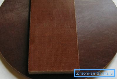 Если у вас есть текстолит, его можно использовать для колодезной крышки