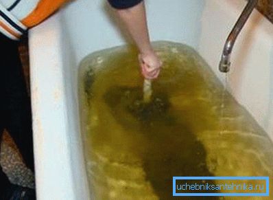 Если вода плохо уходит во всей квартире, дело в поломке всей канализационной системы Если вода плохо уходит во всей квартире, дело в поломке всей канализационной системы