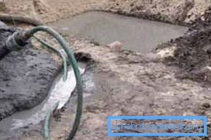 Если вы не правильно выберите место слива выходящей воды, то ответом на вопрос, как долго прокачивать скважину после бурения, будет один ответ – долго и очень долго …, так что нужно место отвести подальше Если вы не правильно выберите место слива выходящей воды, то ответом на вопрос, как долго прокачивать скважину после бурения, будет один ответ – долго и очень долго …, так что нужно место отвести подальше