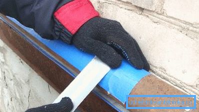 Фиксация греющего кабеля на металлической трубе Фиксация греющего кабеля на металлической трубе