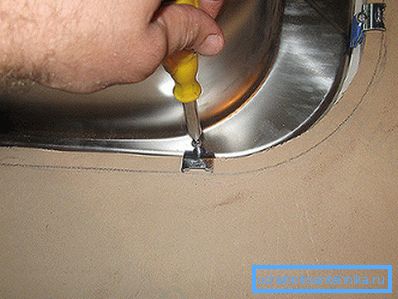 Фиксация мойки снизу. Фиксация мойки снизу.