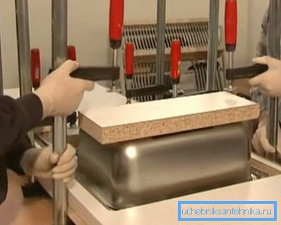 Фиксация раковины струбцинами Фиксация раковины струбцинами