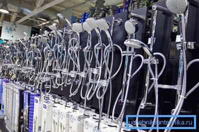 Фото прилавка специализированного магазина, заполненного душевыми аксессуарами Фото прилавка специализированного магазина, заполненного душевыми аксессуарами
