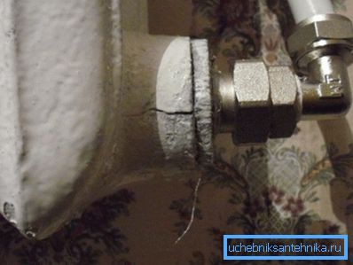 Фото трещины, которая может образоваться при перепаде давления Фото трещины, которая может образоваться при перепаде давления