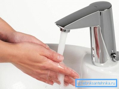 Фотоэлемент включает воду при поднесении рук к крану Фотоэлемент включает воду при поднесении рук к крану