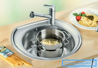 Функциональная и практичная мойка из нержавеющей стали.