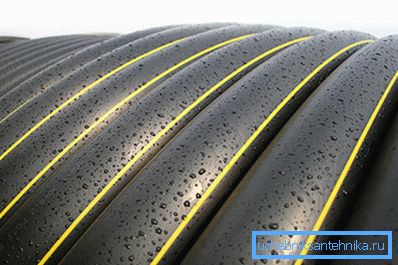 Газовая полиэтиленовая труба маркируется продольной желтой полосой. Газовая полиэтиленовая труба маркируется продольной желтой полосой.