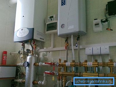 Газовый котел Аристон может быть частью комбинированной сети отопления с резервным электрическим котлом Газовый котел Аристон может быть частью комбинированной сети отопления с резервным электрическим котлом