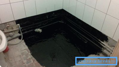 Гидроизоляция выполняется с заходом на стены Гидроизоляция выполняется с заходом на стены