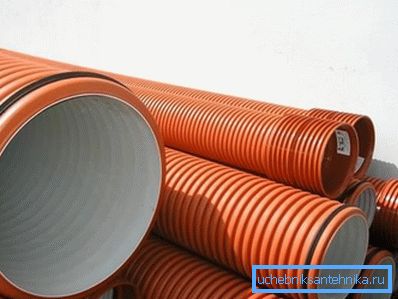 Гофрированный трубопровод обладает большей жесткостью Гофрированный трубопровод обладает большей жесткостью