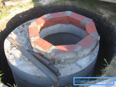Готовая конструкция из бетонных колец Готовая конструкция из бетонных колец