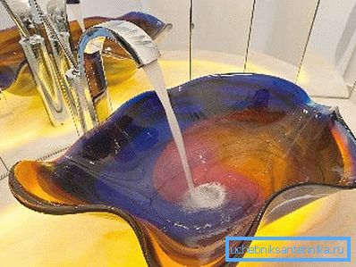 Игра воды, стекла и падающего на них света просто потрясающа Игра воды, стекла и падающего на них света просто потрясающа