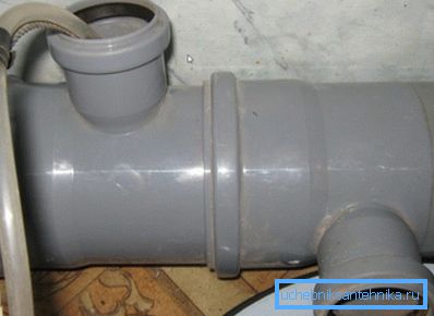 Используем горячую воду для отогрева пластикового водоотвода Используем горячую воду для отогрева пластикового водоотвода