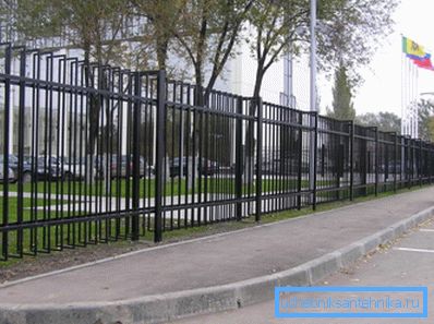 Изящная ограда из квадратных и прямоугольных профилей из антикоррозийной стали Изящная ограда из квадратных и прямоугольных профилей из антикоррозийной стали