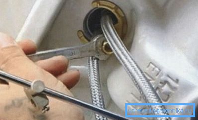 Как закрепить смеситель на раковине? Для этого есть специальный комплект – две шпильки, две металлические шайбы особой конфигурации и прокладка Как закрепить смеситель на раковине? Для этого есть специальный комплект – две шпильки, две металлические шайбы особой конфигурации и прокладка