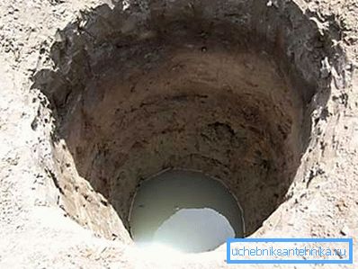 Когда появилась вода, откачиваем ее насосом.