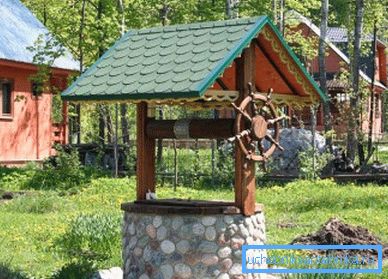 Колесо, выполненное в форме штурвала, напоминает морские мотивы