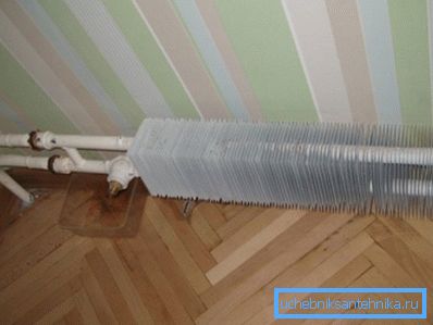 Компактный конвектор не прогреет сколь-нибудь большое помещение даже при высокой температуре теплоносителя.